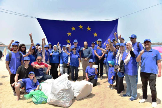 الاتحاد الأوروبى فى حملة لتنظيف شواطئ الإسكندرية (9)
