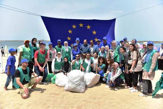 الاتحاد الأوروبى فى حملة لتنظيف شواطئ الإسكندرية (4)