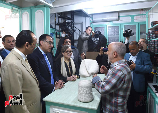 مدبولي والوفد المصري في جولة مترجلين بأنحاءالمناطق التاريخية  (10)