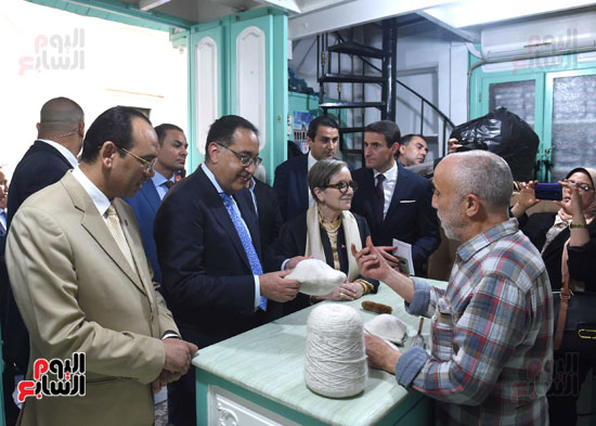 مدبولي والوفد المصري في جولة مترجلين بأنحاءالمناطق التاريخية  (11)