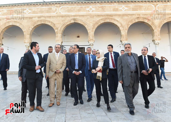 مدبولي والوفد المصري في جولة مترجلين بأنحاءالمناطق التاريخية  (1)