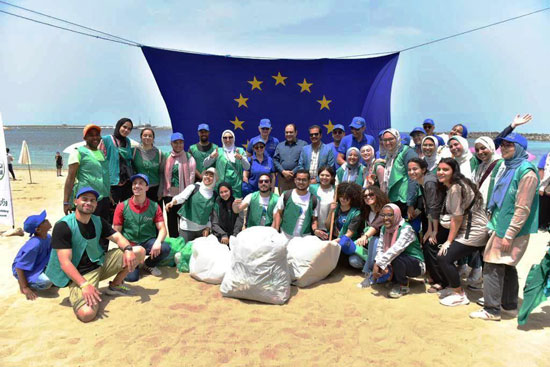 الاتحاد الأوروبى فى حملة لتنظيف شواطئ الإسكندرية (1)