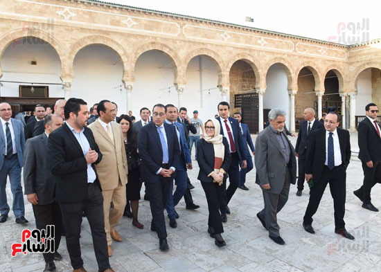 مدبولي والوفد المصري في جولة مترجلين بأنحاءالمناطق التاريخية  (2)