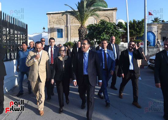 مدبولي والوفد المصري في جولة مترجلين بأنحاءالمناطق التاريخية  (12)