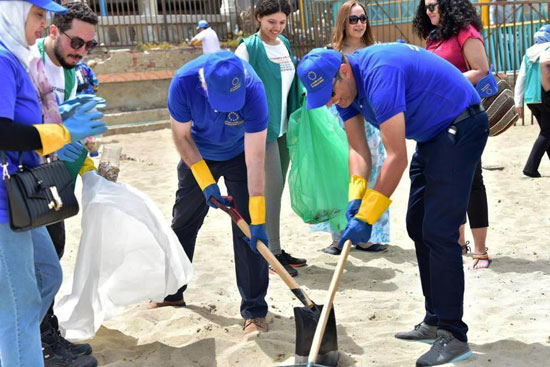 الاتحاد الأوروبى فى حملة لتنظيف شواطئ الإسكندرية (11)