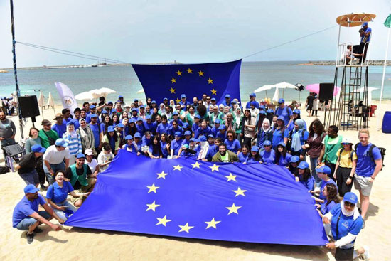 الاتحاد الأوروبى فى حملة لتنظيف شواطئ الإسكندرية (2)