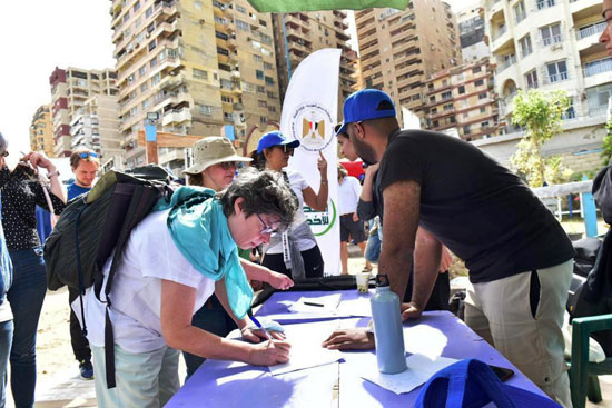 الاتحاد الأوروبى فى حملة لتنظيف شواطئ الإسكندرية (6)