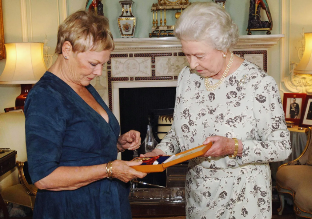 الملكة اليزابيث   مع جودي دينش