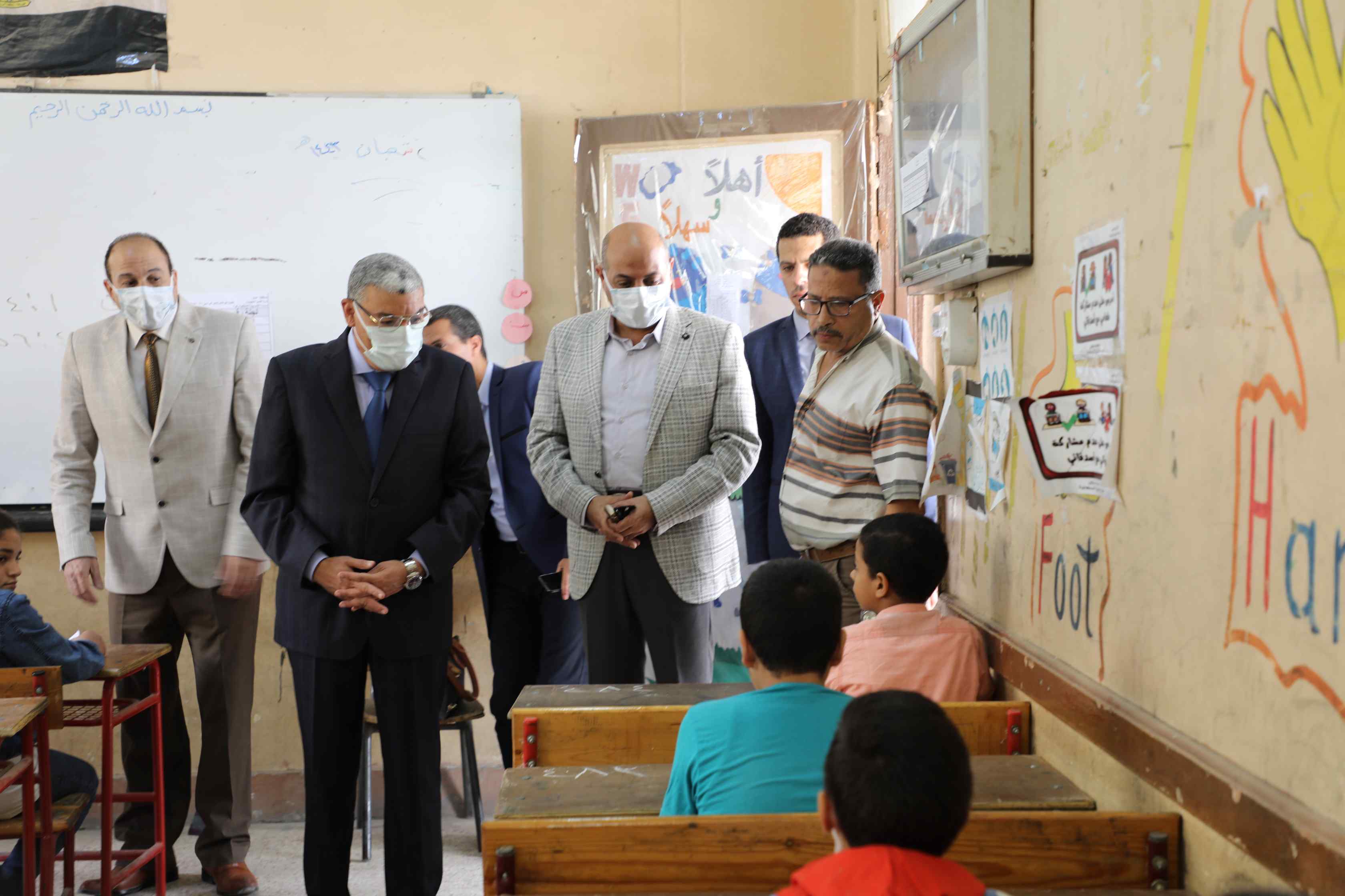 محافظ المنيا يتابع امتحانات الفصل الدراسى الثانى بعدد من لجان الابتدائية (1)