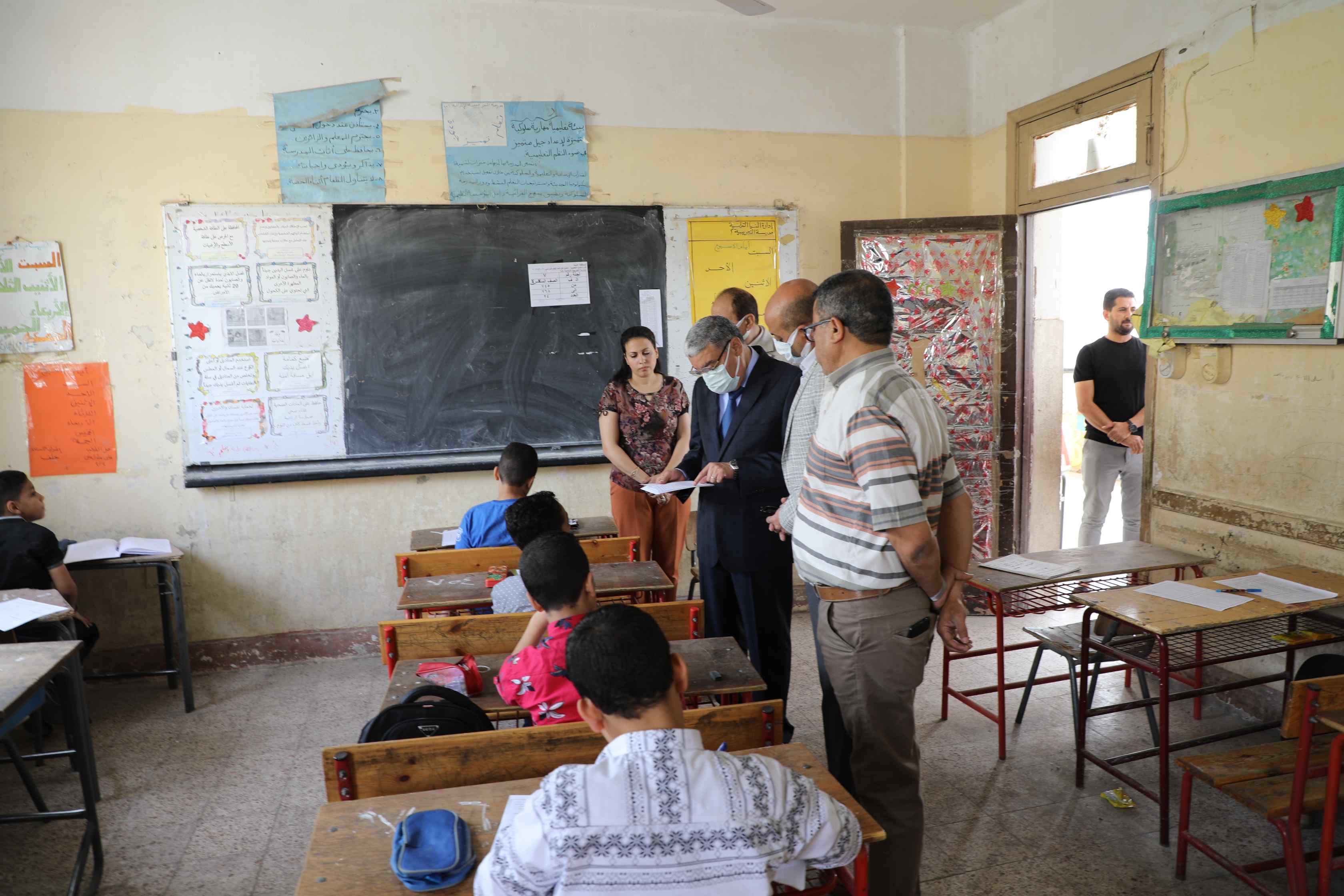 محافظ المنيا يتابع امتحانات الفصل الدراسى الثانى بعدد من لجان الابتدائية (2)