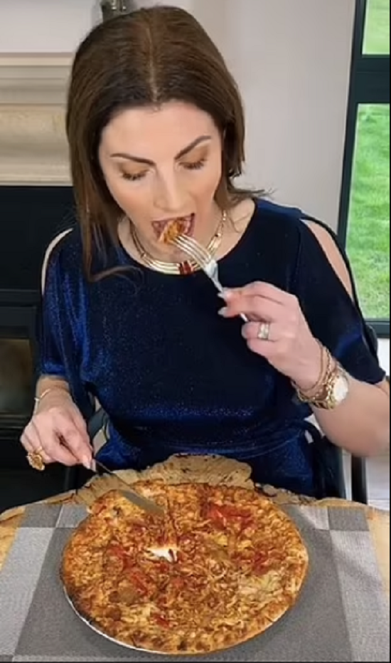 طريقة تناول البيتزا