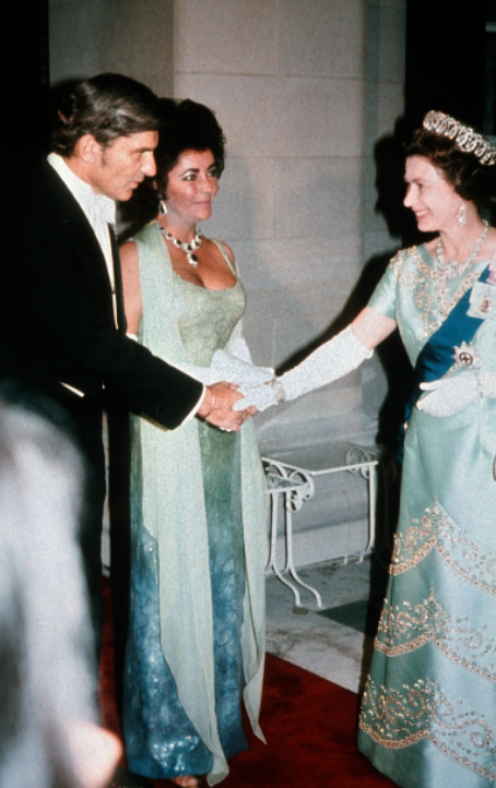 الملكة إليزابيث مع النجمة إليزابيث تايلور