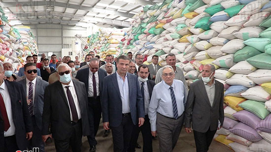 علاء-صادق-رئيس-مجلس-ادارة-البنك-تالزراعي-يتفقد-مخازن-القمح
