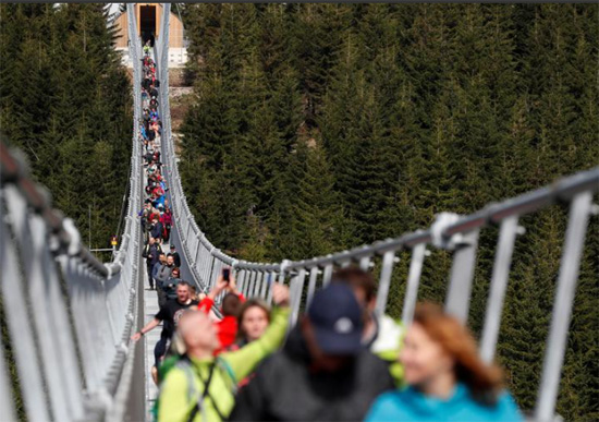 أطول جسر مشاة معلق في العالم (1)