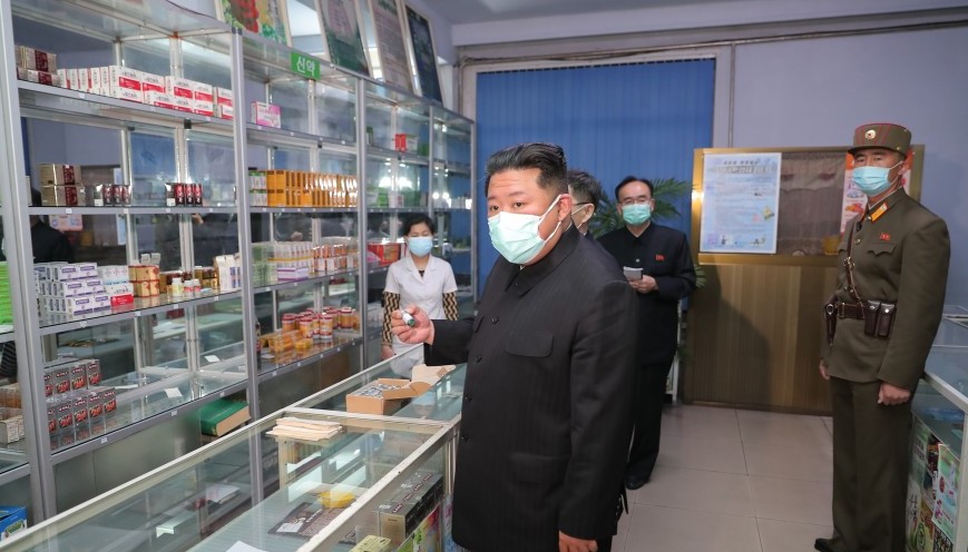 زعيم كوريا يتفقد الأدوية 