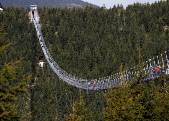 أطول جسر مشاة معلق في العالم (9)