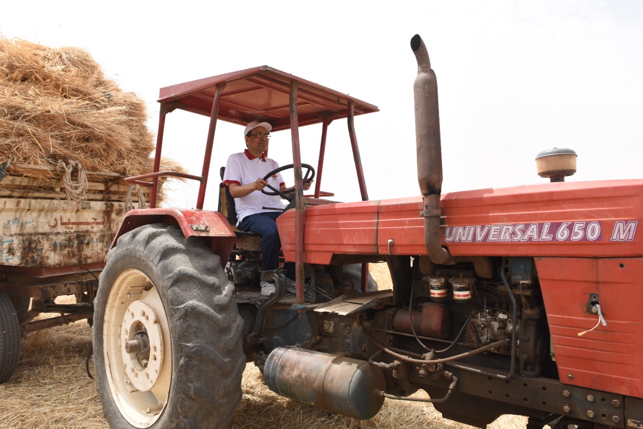 رئيس جامعة سوهاج يفتتح موسم حصاد القمح بمزرعتي الكوامل والكوثر  (7)