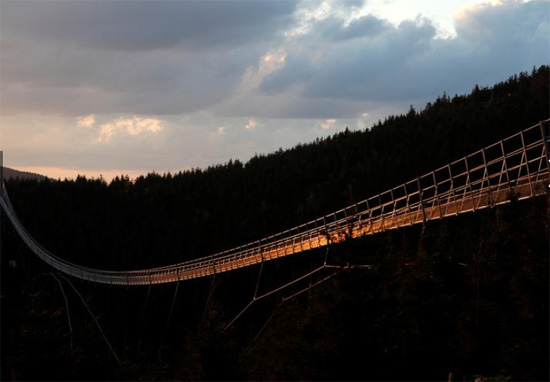 أطول جسر مشاة معلق في العالم (7)