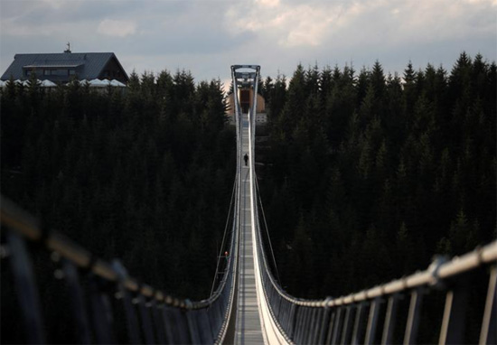 أطول جسر مشاة معلق في العالم (6)