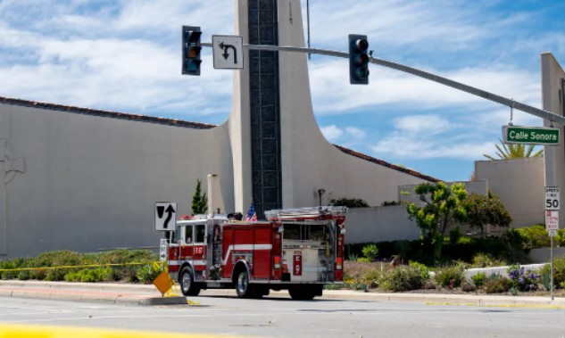 سيارة إطفاء أمام الكنيسة 