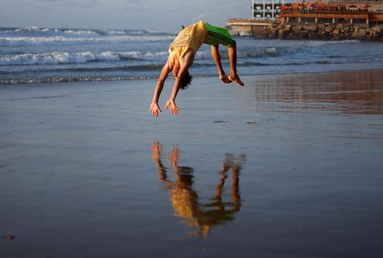 فلسطيني يستمتع بالشاطئ في مدينة غزة