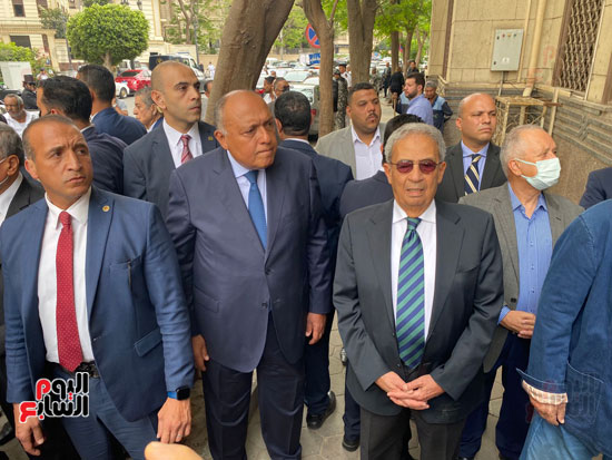 سامح شكرى وعمرو موسى فى جنازة صلاح منتصر  (6)