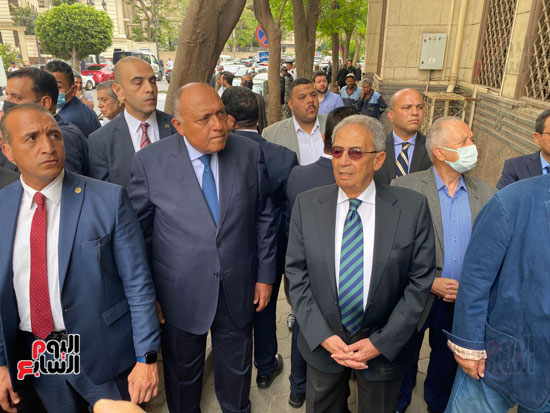 سامح شكرى وعمرو موسى فى جنازة صلاح منتصر  (7)