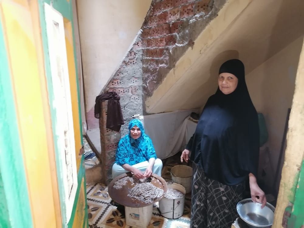 نساء وفتيات قرية كاملة يعملن فى تقشير الجمبرى (17)
