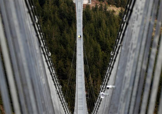 أطول جسر مشاة معلق في العالم (4)