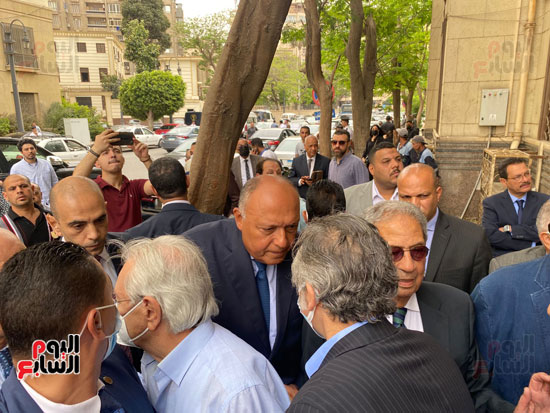 سامح شكرى وعمرو موسى فى جنازة صلاح منتصر  (3)