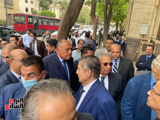 سامح شكرى وعمرو موسى فى جنازة صلاح منتصر  (5)