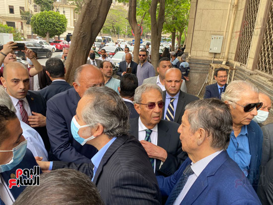 سامح شكرى وعمرو موسى فى جنازة صلاح منتصر  (4)