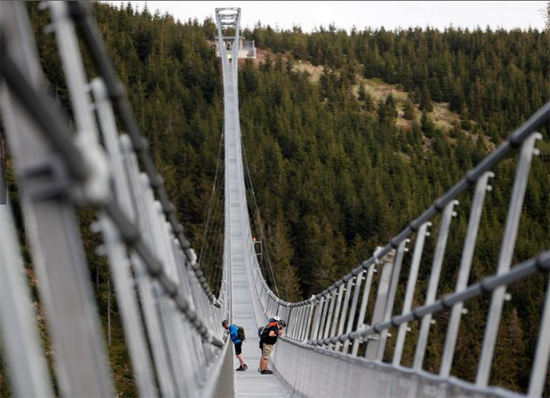 أطول جسر مشاة معلق في العالم (5)