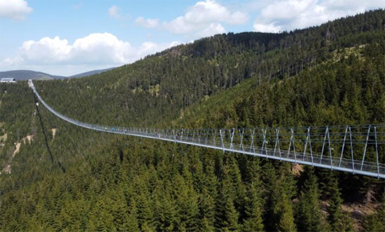 أطول جسر مشاة معلق في العالم (10)