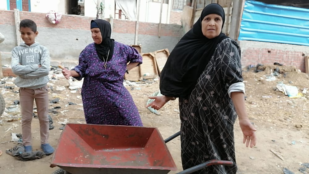 نساء وفتيات قرية كاملة يعملن فى تقشير الجمبرى (4)