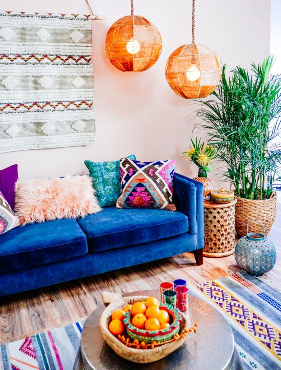 غرفة معيشة بوهو ملونة مع تعليق بوهو ومصابيح