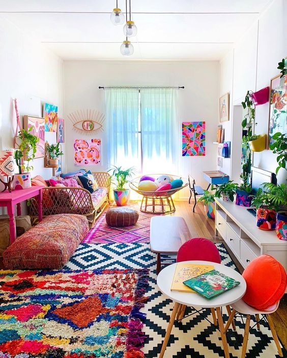غرفة معيشة بوهو ملونة مع معرض