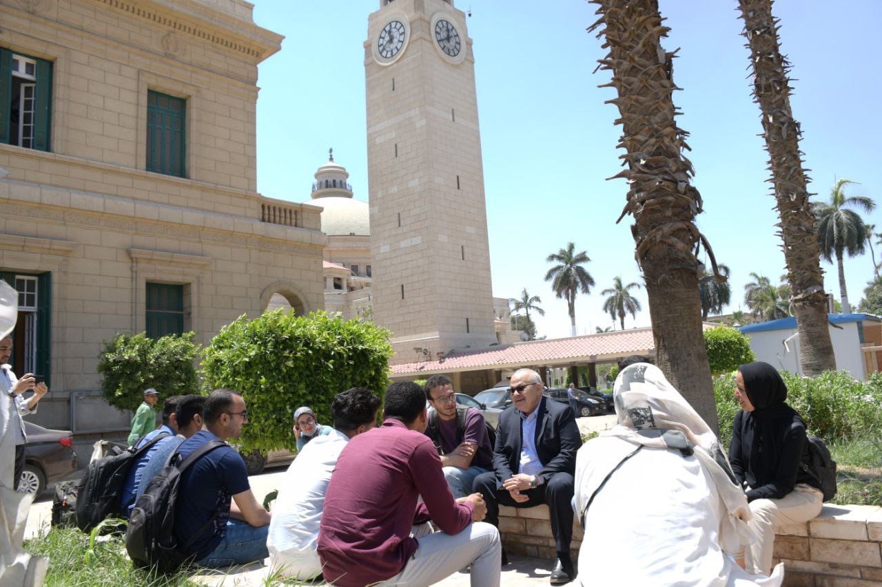 الدكتور محمد عثمان الخشت مع الطلاب