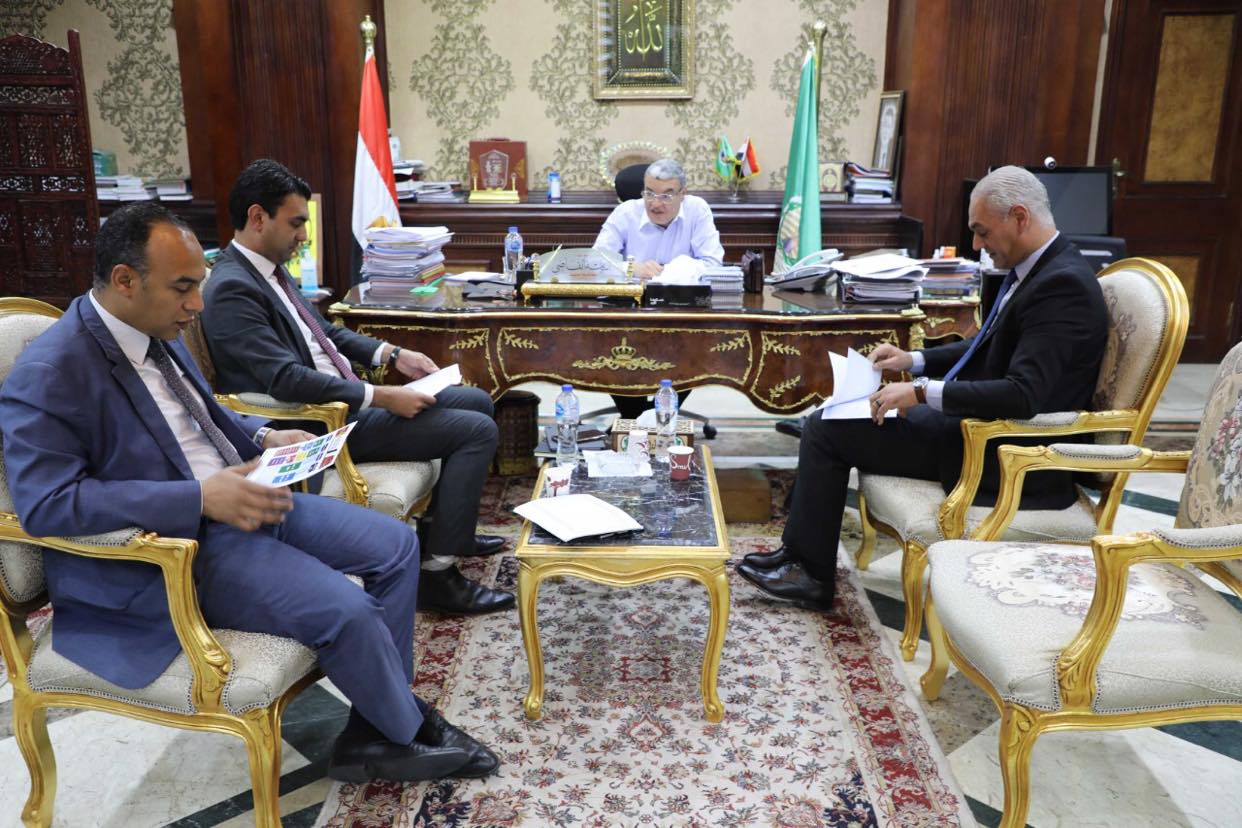 محافظ المنيا يستقبل وفدا مجلس الوزراء (4)