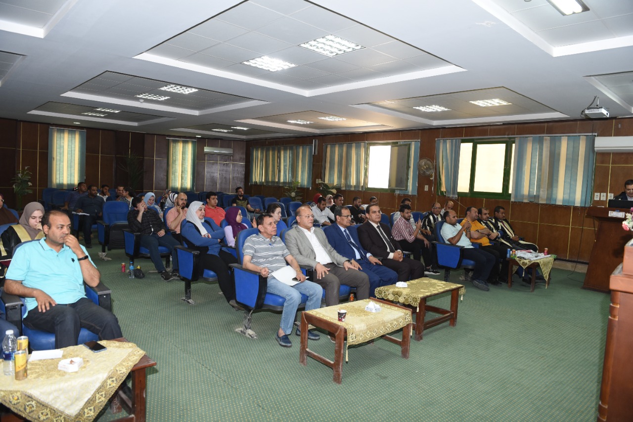 جامعة سوهاج تناقش المشاريع البحثية لطلاب الماجستير المهنيMBA (10)