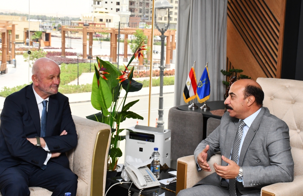 محافظ أسوان يلتقى بالسفير الأسبانى ويناقشا فرص الإستثمارية (2)