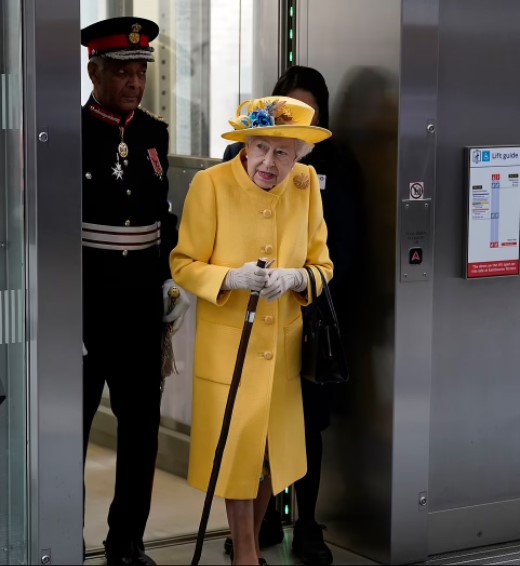 الملكة إليزابيث تصل محطة القطارات