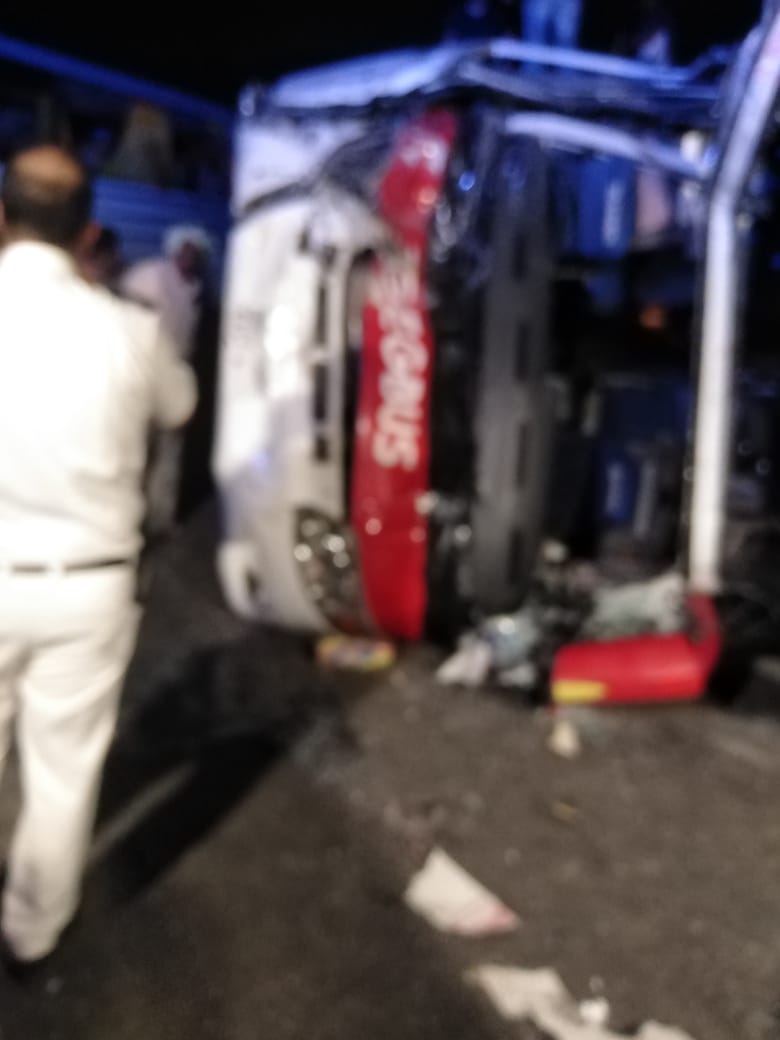 صور حادث تصادم الطريق الصحراوى الشرقى بسوهاج  (6)