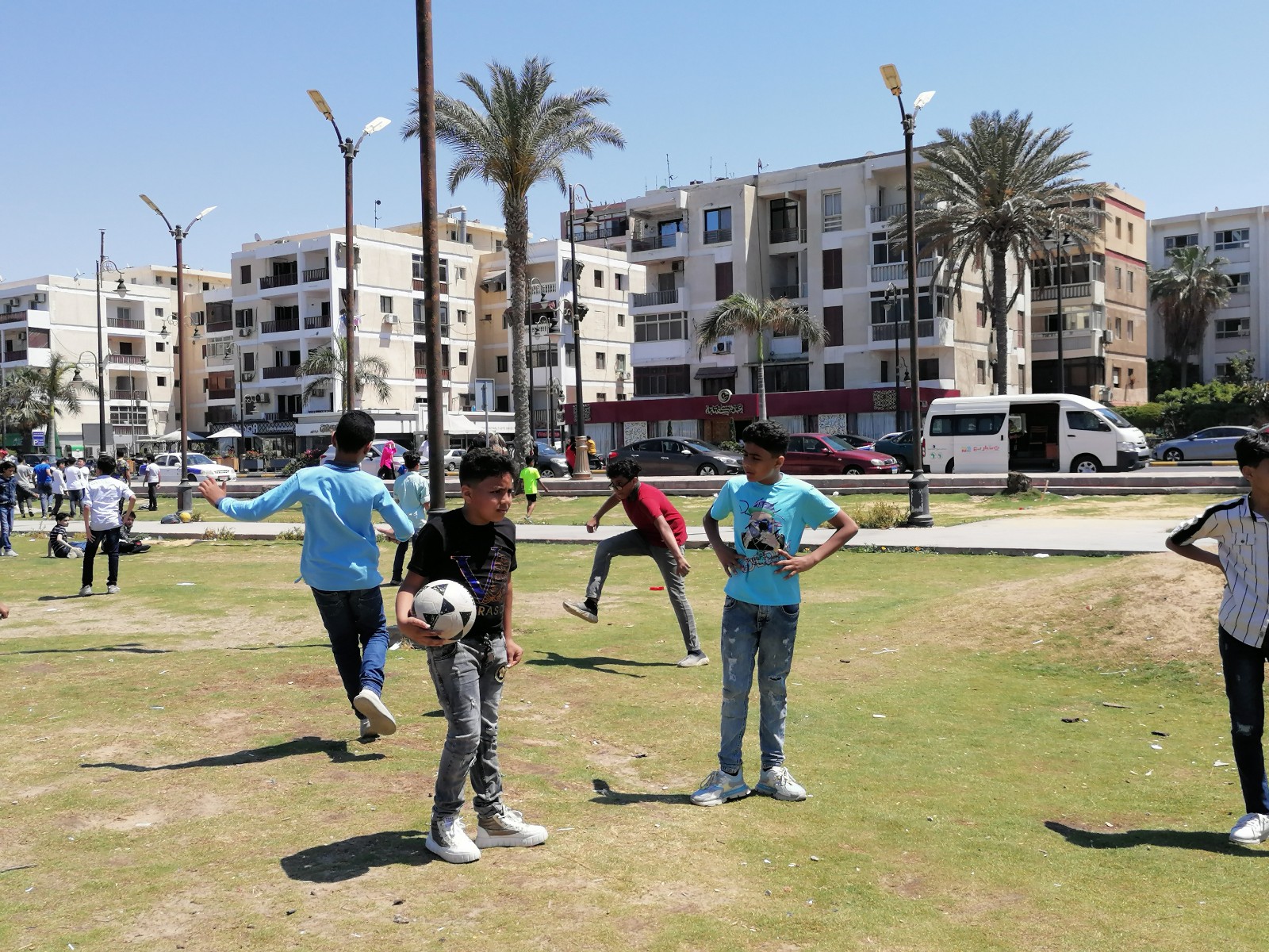 الأطفال يلعبون الكرة