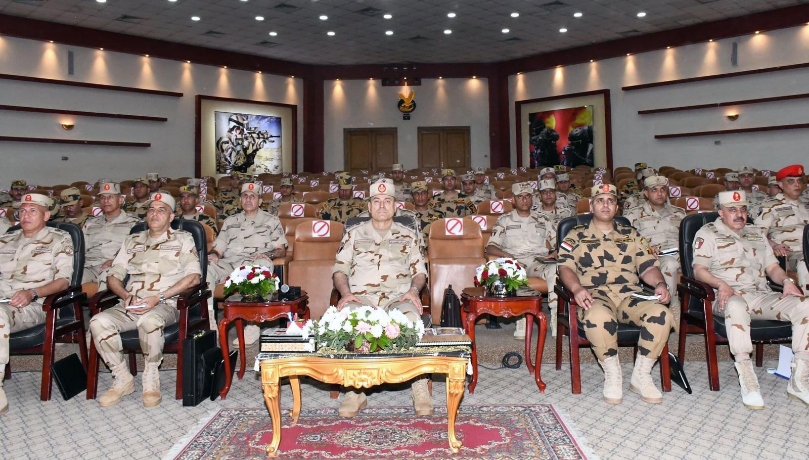 الفريق أسامة عسكر  يشهد إجراءات تفتيش الحرب لإحدى وحدات قوات الصاعقة