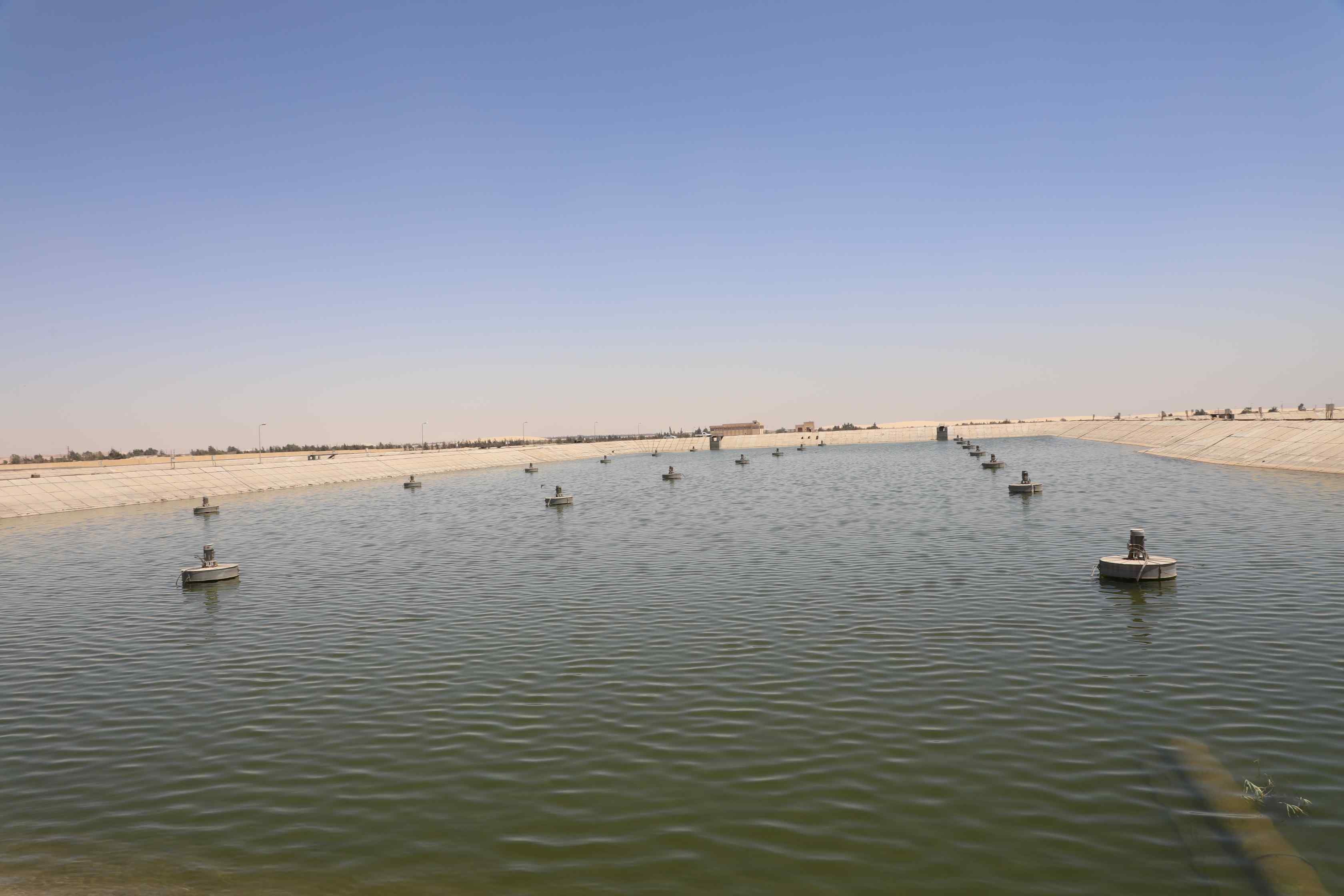 محافظ المنيا يتفقد محطة معالجة الصرف الصحى بالصحراوى الغربى تمهيدا لتشغيلها رسميا (3)