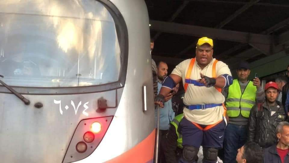المصارع أشرف كابونجا يسحب قطار مترو الأنفاق (1)