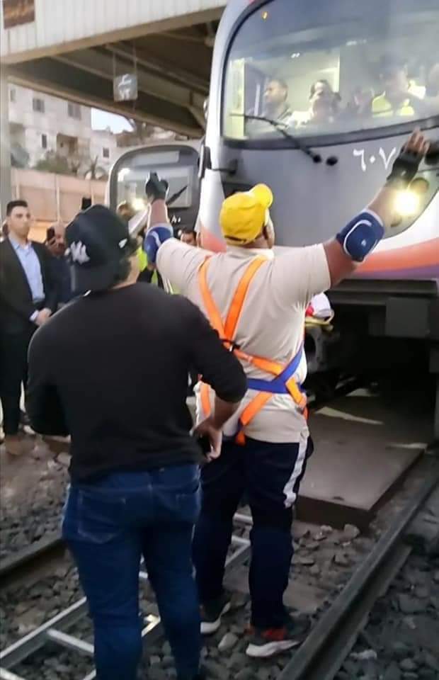 المصارع أشرف كابونجا يسحب قطار مترو الأنفاق (2)