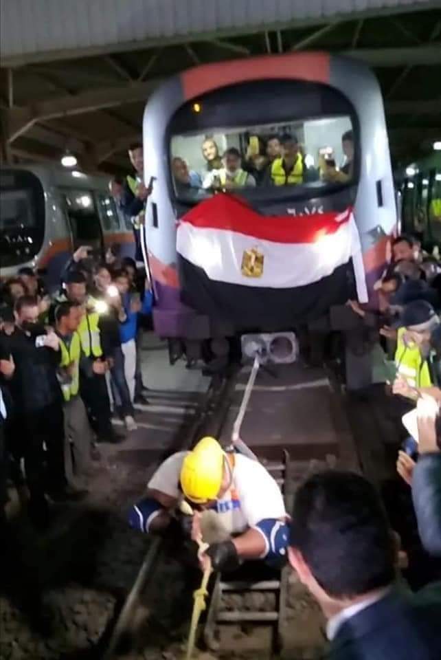 المصارع أشرف كابونجا يسحب قطار مترو الأنفاق (4)