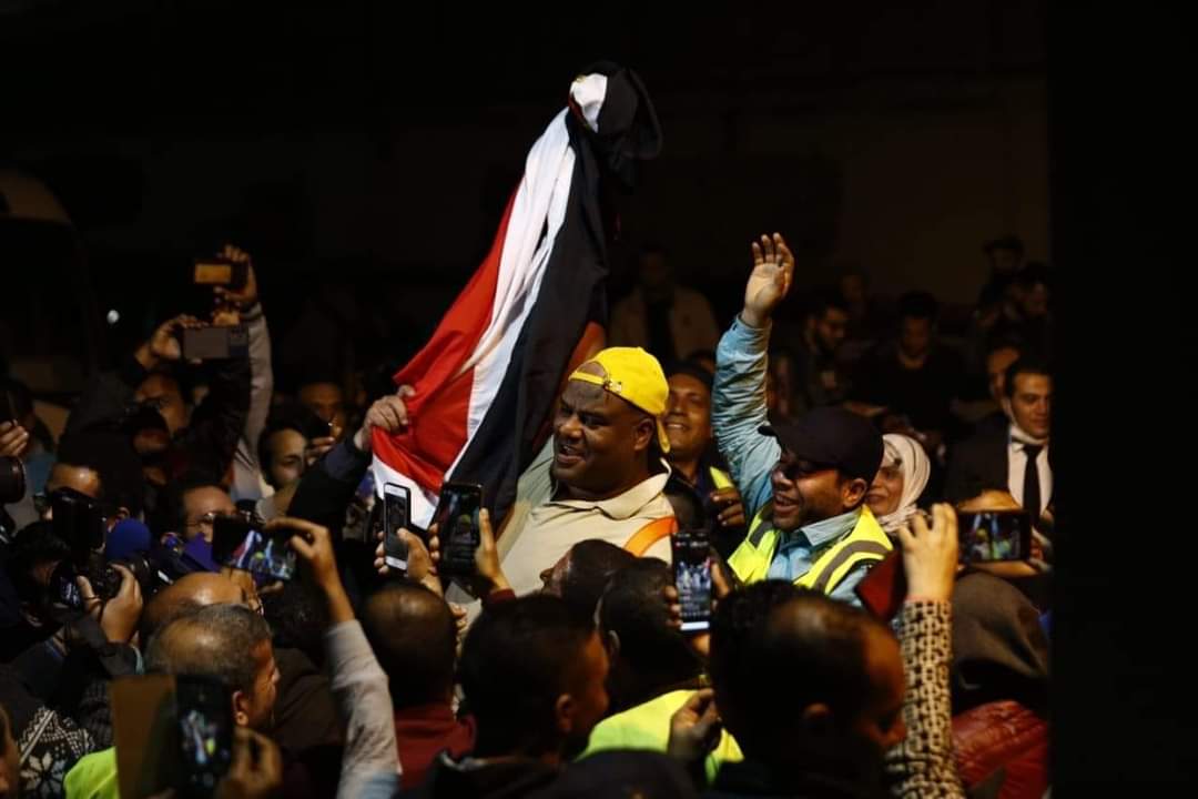 المصارع أشرف كابونجا يسحب قطار مترو الأنفاق (5)